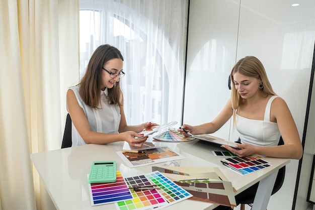 Dos diseñadores discutiendo sobre el color perfecto para trabajar en casa con el plan de la casa Proyecto de diseño de apartamento en la oficina