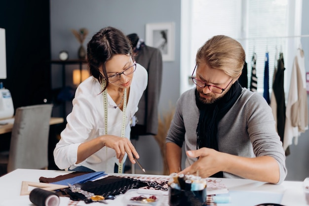 Dos diseñadores de moda en el taller.