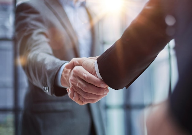 Foto dos diversos líderes ejecutivos de hombres de negocios profesionales estrechando la mano en la reunión de la oficina