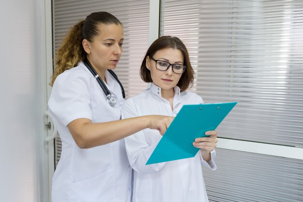 Dos doctoras hablando en el hospital