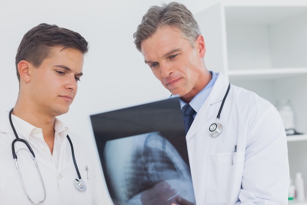 Dos doctores analizando una radiografía