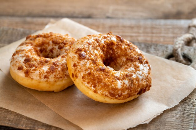 Dos donas en la tabla de madera.