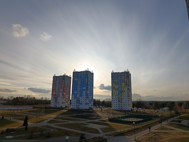 Dos edificios altos con el sol brillando sobre ellos