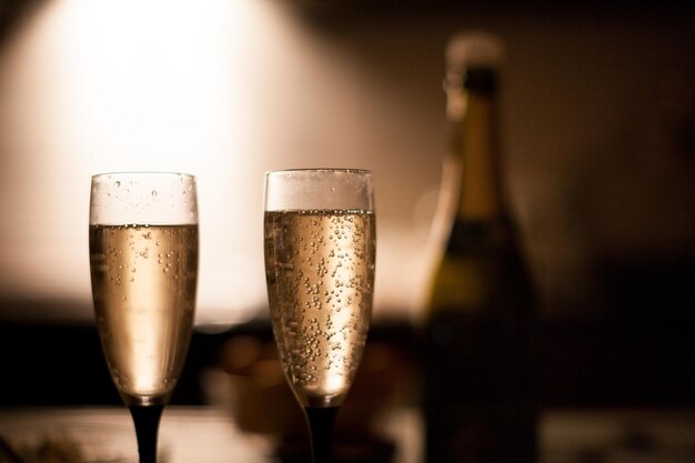 ¡Dos elegantes copas de champán sobre una superficie oscura en la cocina!