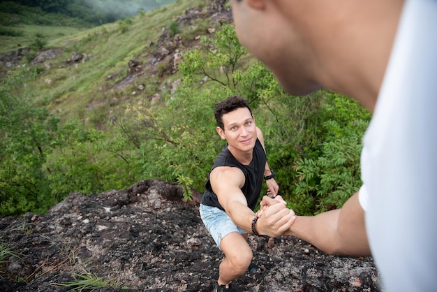 Dos de ellos se acercaron para ayudarse mutuamente en el camino hacia la montaña.