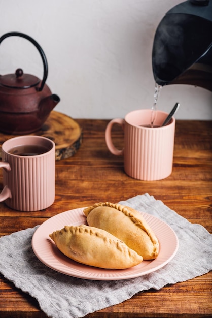 Dos empanadas de repollo en la placa