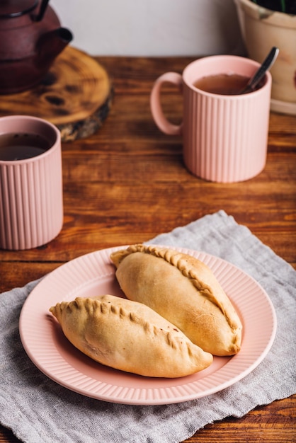 Dos empanadas de repollo en la placa