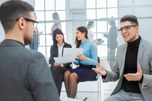 Dos empleados discutiendo nuevas ideas en la oficina. días laborables de oficina