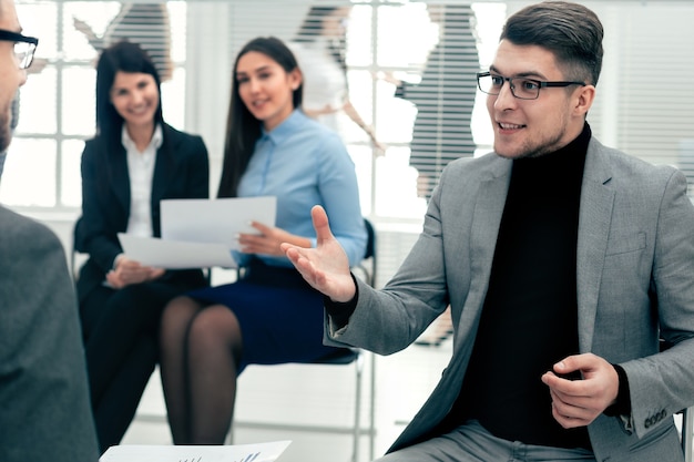 Dos empleados discutiendo nuevas ideas.