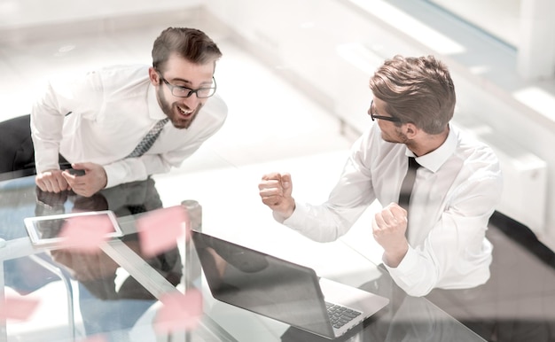 Foto dos empleados discutiendo el nuevo concepto de negocio de información en línea