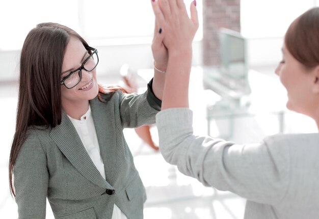 Dos empleados están discutiendo un nuevo proyecto