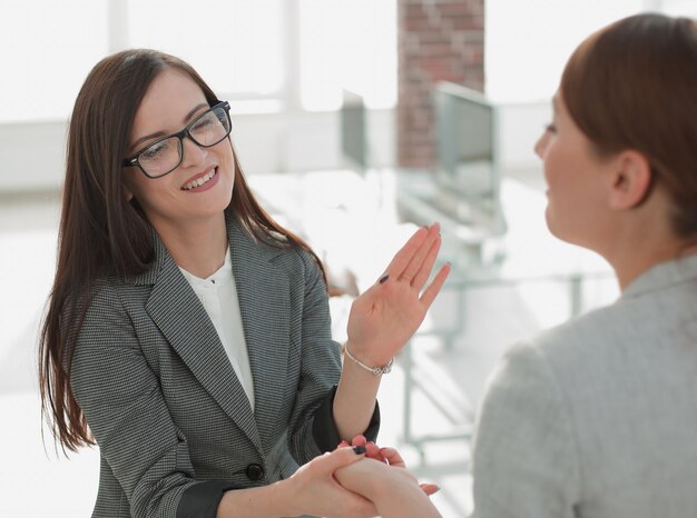 Dos empleados en el fondo de una oficina moderna