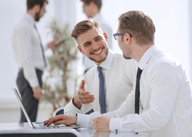 Dos empleados hablando en el lugar de trabajo