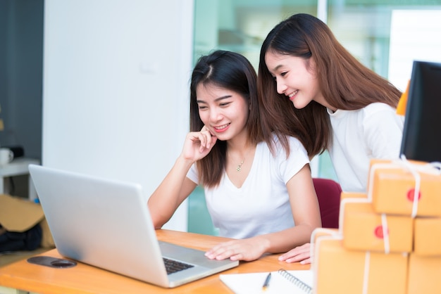 Dos empresarias jóvenes empresarias asiáticas freelancer trabajando privado en la oficina en casa con la computadora portátil