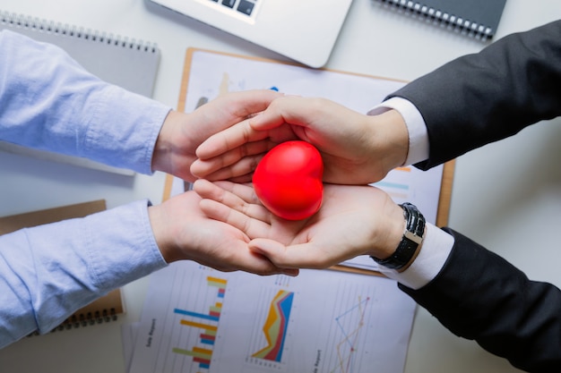 Foto dos empresario sosteniendo corazón rojo. corazón de éxito. conceptos de éxito