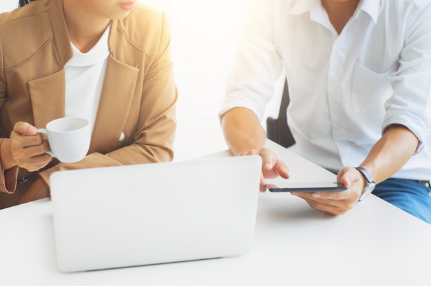 dos empresarios amistad en un café o espacio de trabajo y discutir un proyecto