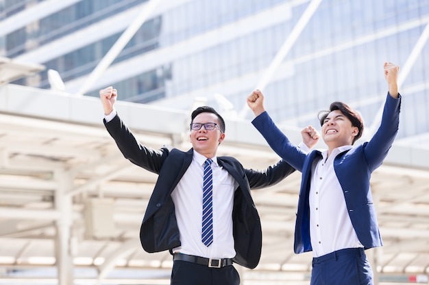 Dos empresarios asiáticos felices están trabajando en la ciudad