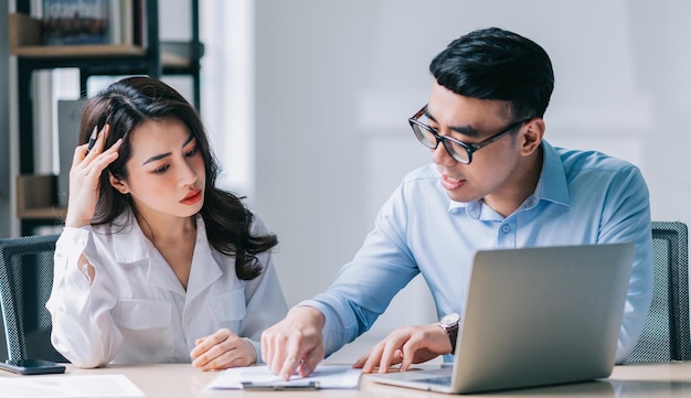 Dos empresarios asiáticos que trabajan en la oficina