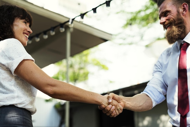 Foto dos empresarios dándose la mano