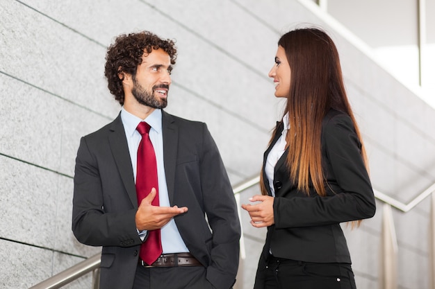 Dos empresarios discutiendo al aire libre