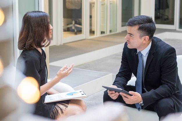 Dos empresarios discutiendo y hablando en la oficina.