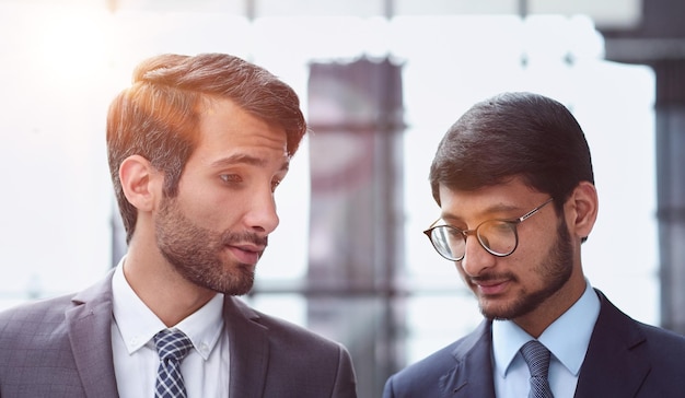 Dos empresarios discutiendo proyecto en una reunión en la oficina