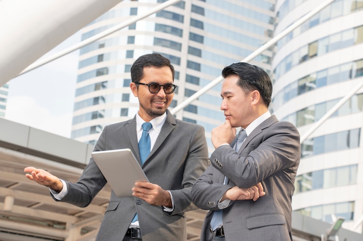 Dos empresarios estan discutiendo