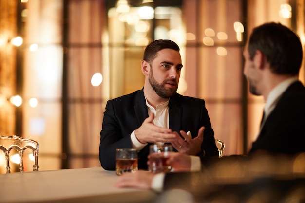 Dos empresarios hablando en restaurante