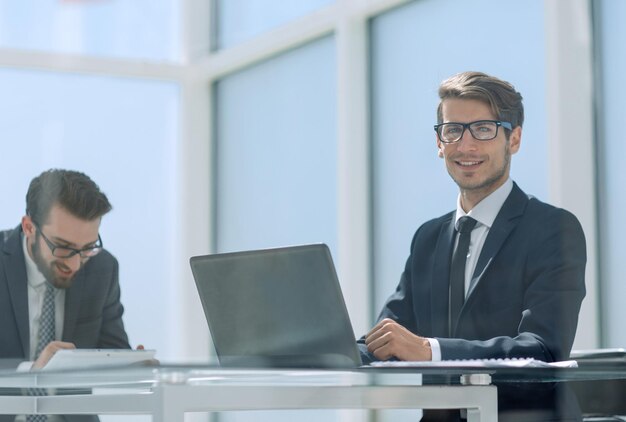 Dos empresarios hablando sentados en un concepto Deskbusiness