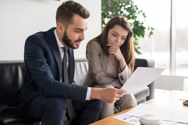 Dos empresarios modernos en reunión