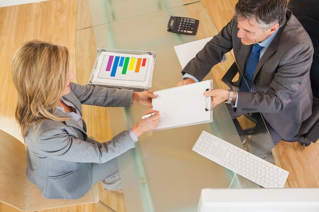 Foto dos empresarios negociando en una oficina