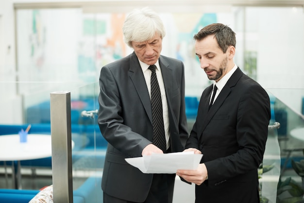 Dos empresarios senior en el trabajo