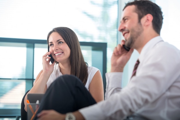 Dos empresarios con teléfonos