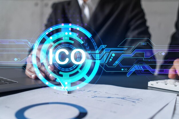 Dos empresarios trabajando juntos en un libro blanco para lanzar el proyecto ICO en el mercado Intentar analizar estadísticas y optimizar el procesamiento de transacciones Holograma de oferta inicial de monedas Exposición doble