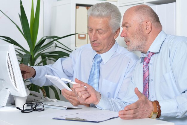 Dos empresarios trabajando juntos en una reunión