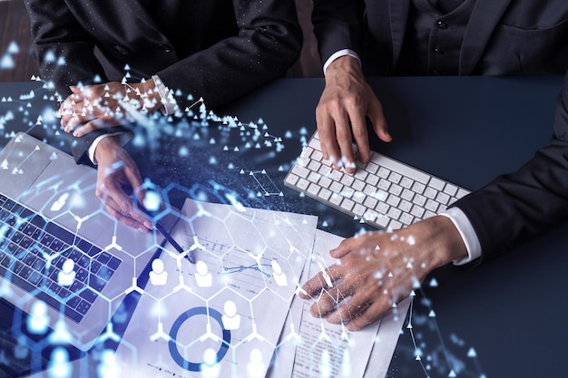 Dos especialistas en recursos humanos, un hombre y una mujer, analizan el mercado de ex alumnos para impulsar el programa de pasantías en una empresa de consultoría internacional Contratación de nuevos oficiales talentosos Iconos de hologramas de redes sociales