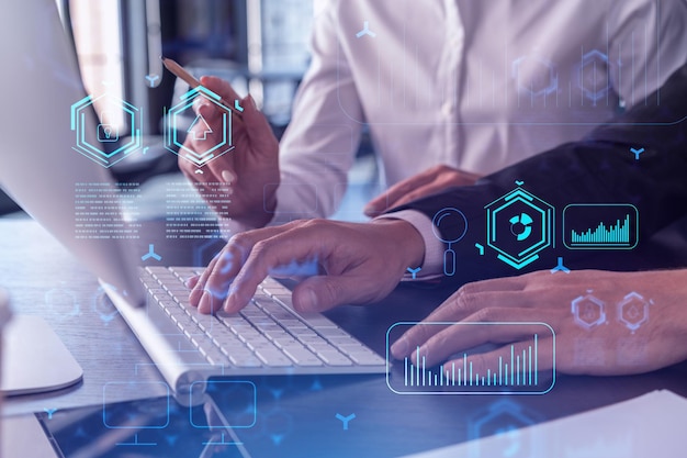 Dos especialistas en tecnología de la información hacen una lluvia de ideas sobre el proyecto para crear un nuevo enfoque para desarrollar software para mejorar el servicio comercial Trabajar con iconos de holograma de tecnología portátil Ropa formal
