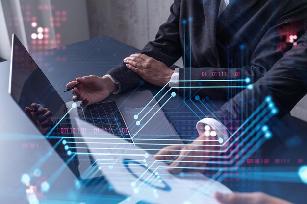 Dos especialistas en tecnología de la información hacen una lluvia de ideas sobre el proyecto para crear un nuevo enfoque para desarrollar software para mejorar el servicio comercial Trabajar con iconos de holograma de tecnología portátil