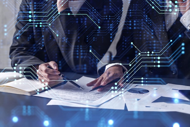 Dos especialistas en tecnología de la información intercambian ideas sobre el proyecto para crear un nuevo enfoque para desarrollar software para mejorar el servicio comercial Iconos tecnológicos sobre la mesa con documento