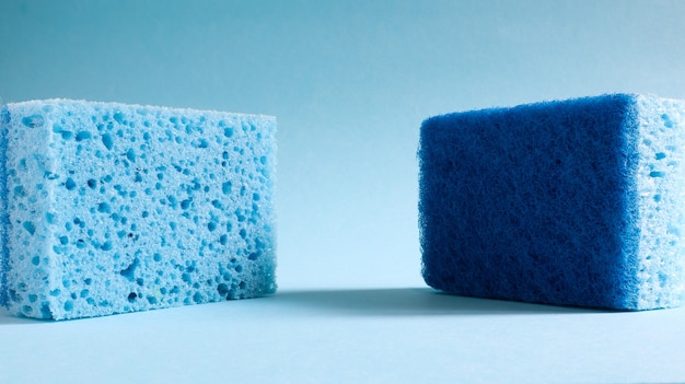 Dos esponjas azules que se utilizan para lavar y borrar la suciedad que utilizan las amas de casa en la vida cotidiana. Están hechos de material poroso como espuma. Retención de detergente, que le permite gastarlo económicamente.