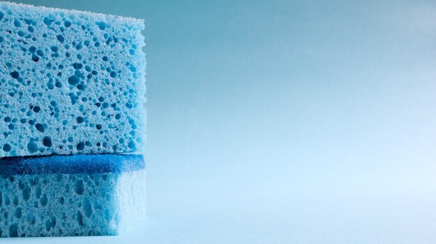 Dos esponjas azules que se utilizan para lavar y borrar la suciedad que utilizan las amas de casa en la vida cotidiana. Están hechos de material poroso como espuma. Retención de detergente, que le permite gastarlo económicamente.