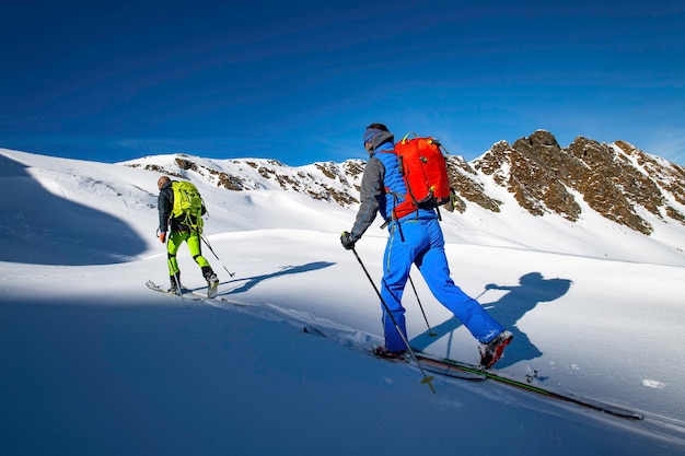 Dos esquiadores alpinistas durante un viaje de esquí de montaña