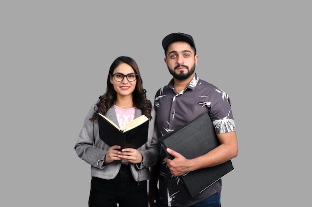 dos estudiantes casuales aislados en un modelo paquistaní indio de fondo gris