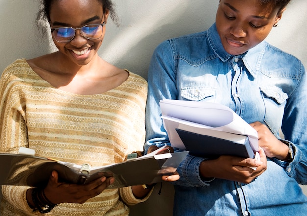 Dos estudiantes estudiando juntos