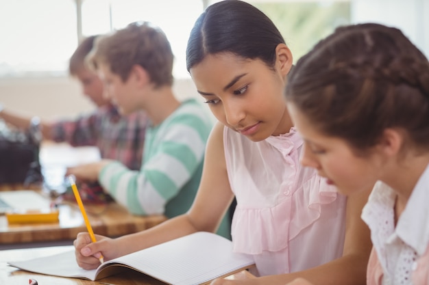 Dos estudiantes que estudian en el aula.