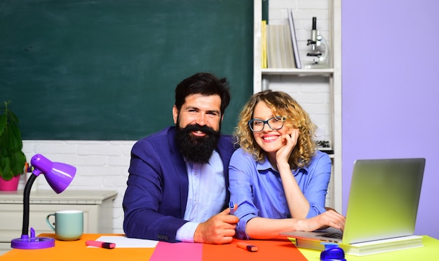 Dos estudiantes sonrientes felices creativos en auditorio feliz estudiante casual con hipster barbudo