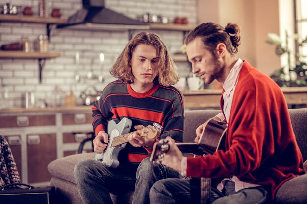 Dos estudiantes talentosos que pasan su fin de semana tocando la guitarra
