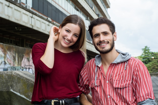 Dos estudiantes universitarios estudiando juntos al aire libre