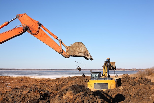 Dos excavadoras detrás del trabajo