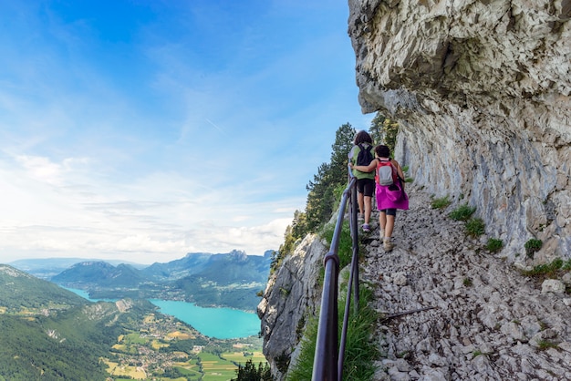 Dos excursionistas mujeres caminando en las montañas